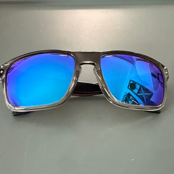 Oakley men’s Blue Lens Sunglasses - Picture 1 of 8